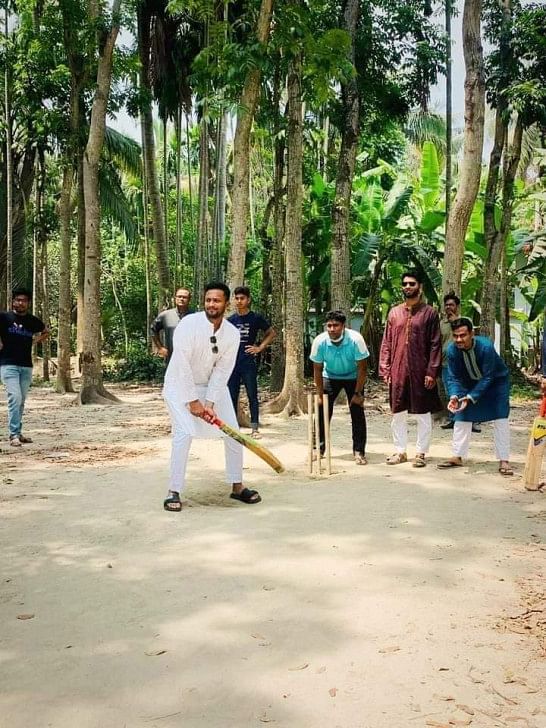 Shakib-tries-his-luck-out-in-tape-tennis-cricket