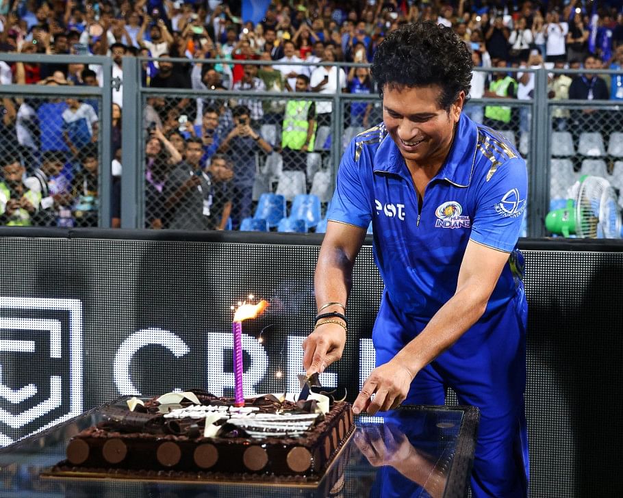 Tendulkar-celebrates-his-lsquoslowest-half-century