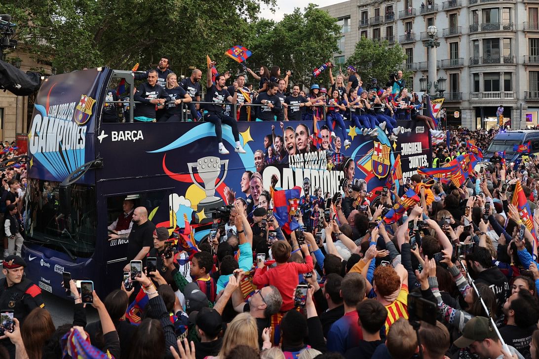 Barca fans celebrate league titles with players in parade d17dca2