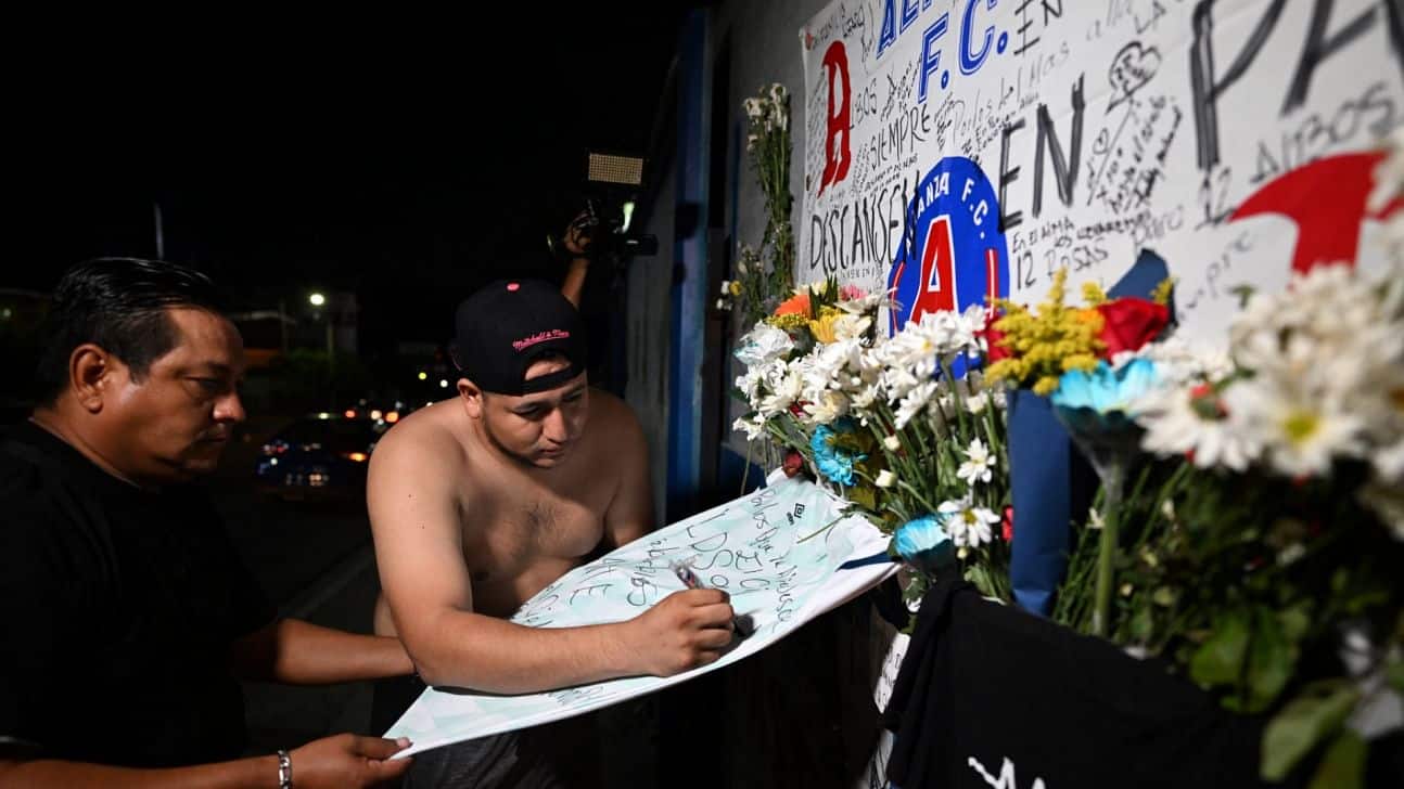El salvador mourns 12 killed in football stadium stampede 3c965e1