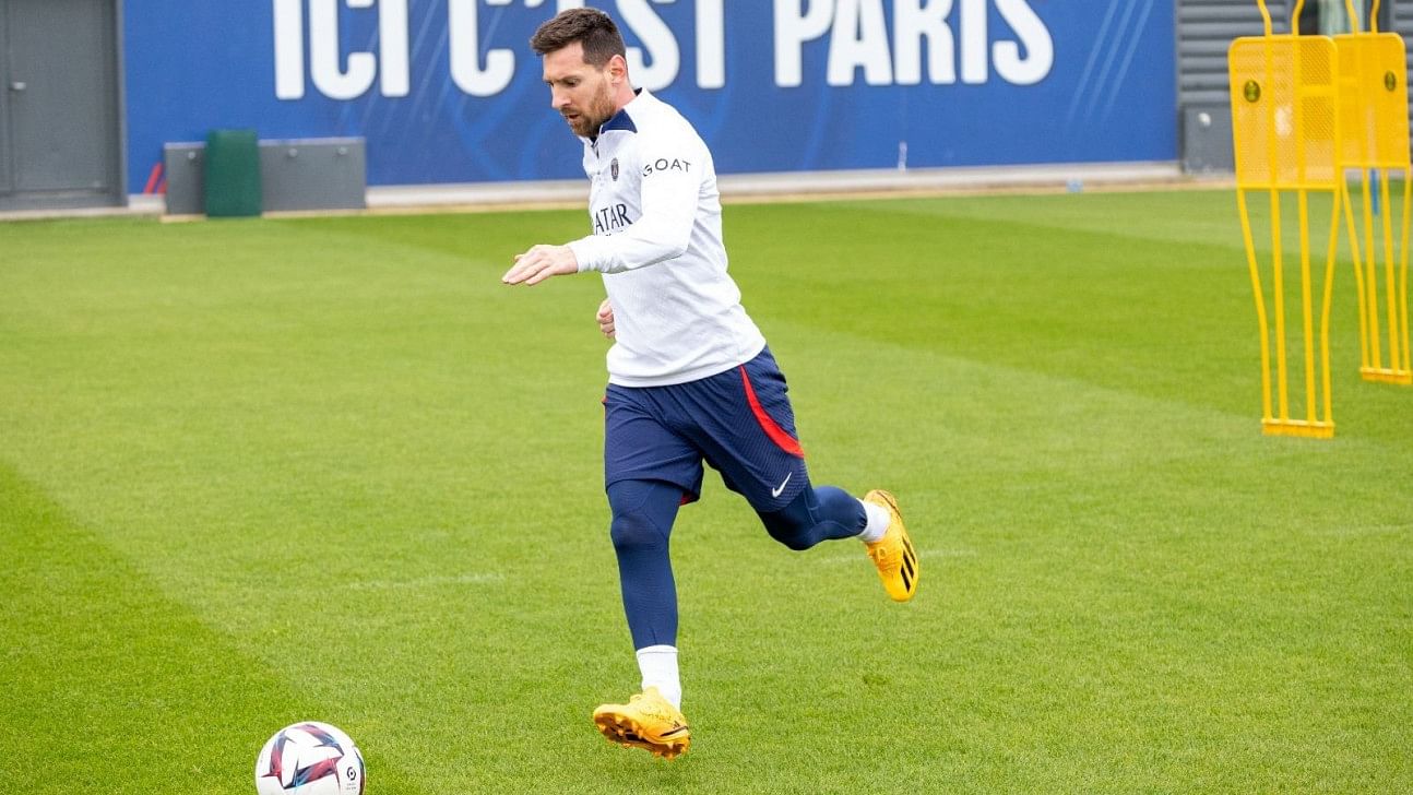 Messi back in training with psg 5a64865