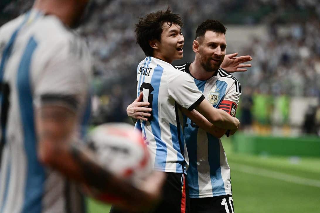 Chinese pitch invader detained after hugging messi0