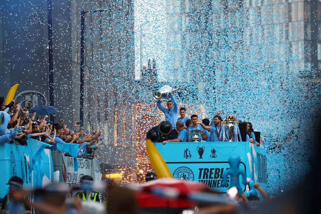 City dance in the rain to celebrate treble 75c6097