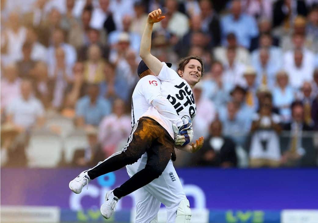 Climate activists disrupt second ashes test1