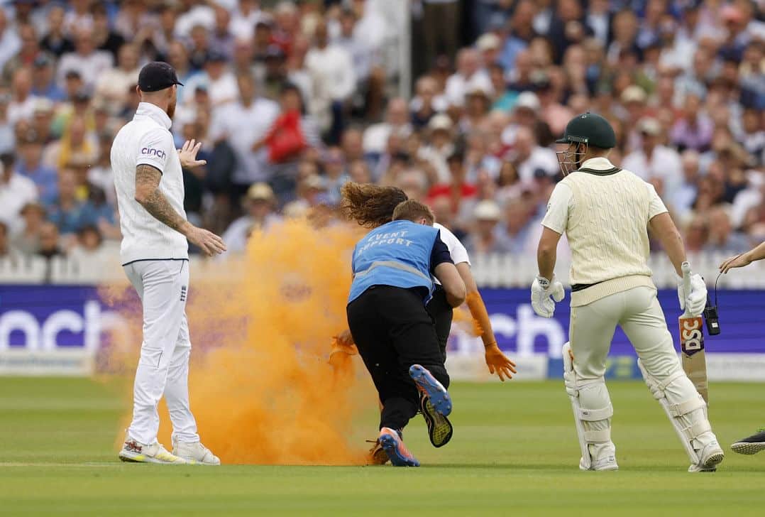 Climate activists disrupt second ashes test2