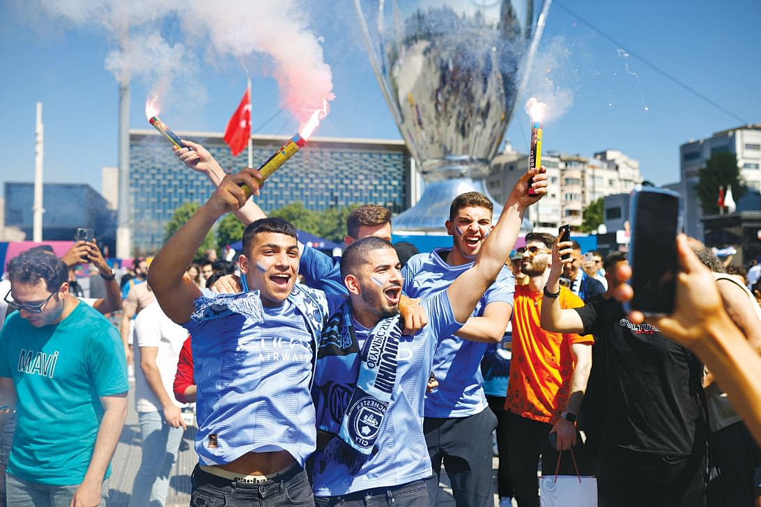 Football fans converge in istanbul 52782ad