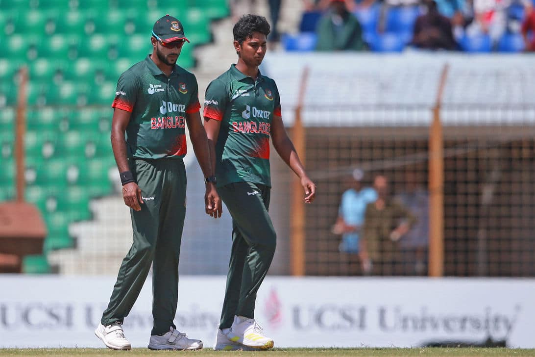 Afghan openers thrive against indisciplined bowling3