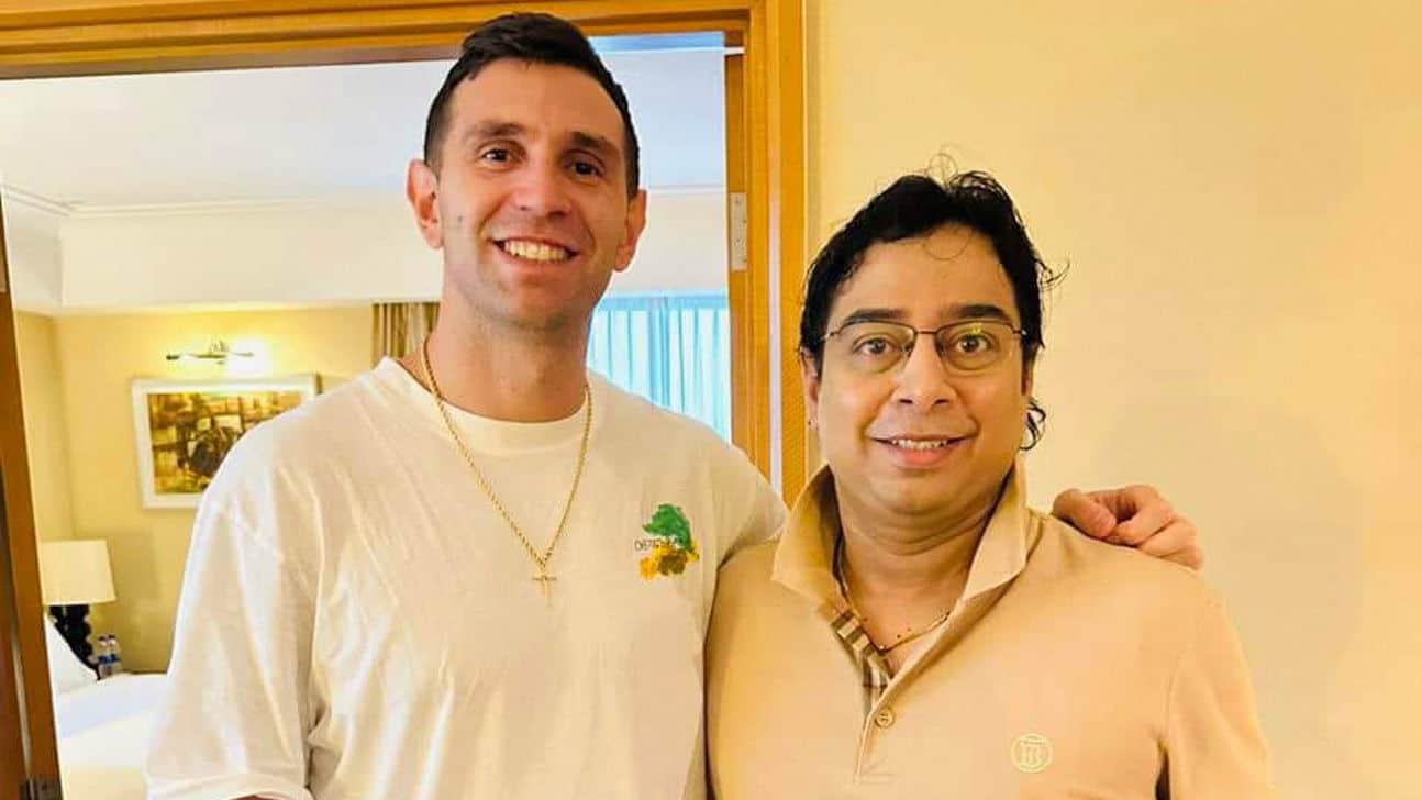 Argentina goalkeeper martinez reaches dhaka 0