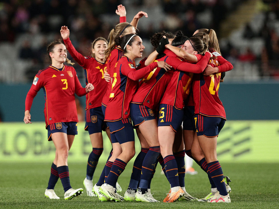 Five star spain cruise into world cup knockouts 2830105