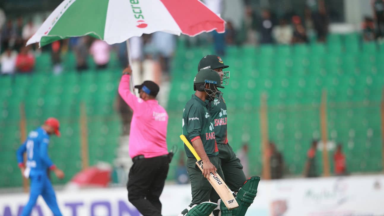 Rain halts play as tigers look to regroup after two quick wickets0