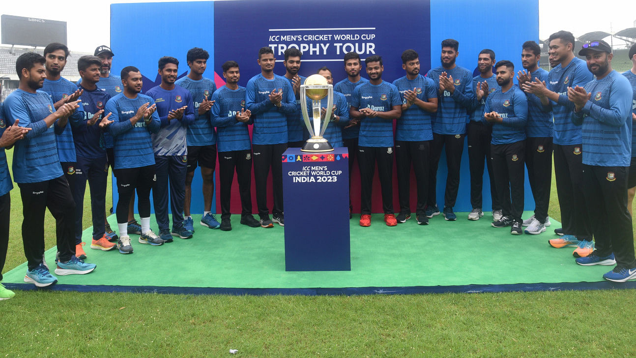 Bangladesh players meet the world cup trophy in mirpur1
