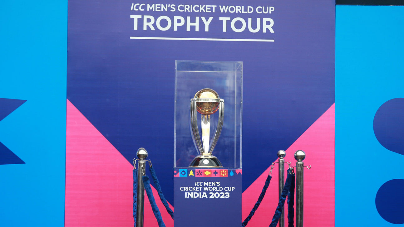 Bangladesh players meet the world cup trophy in mirpur3