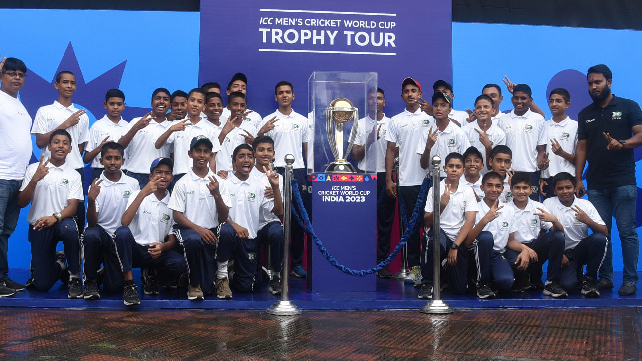 Bangladesh players meet the world cup trophy in mirpur4