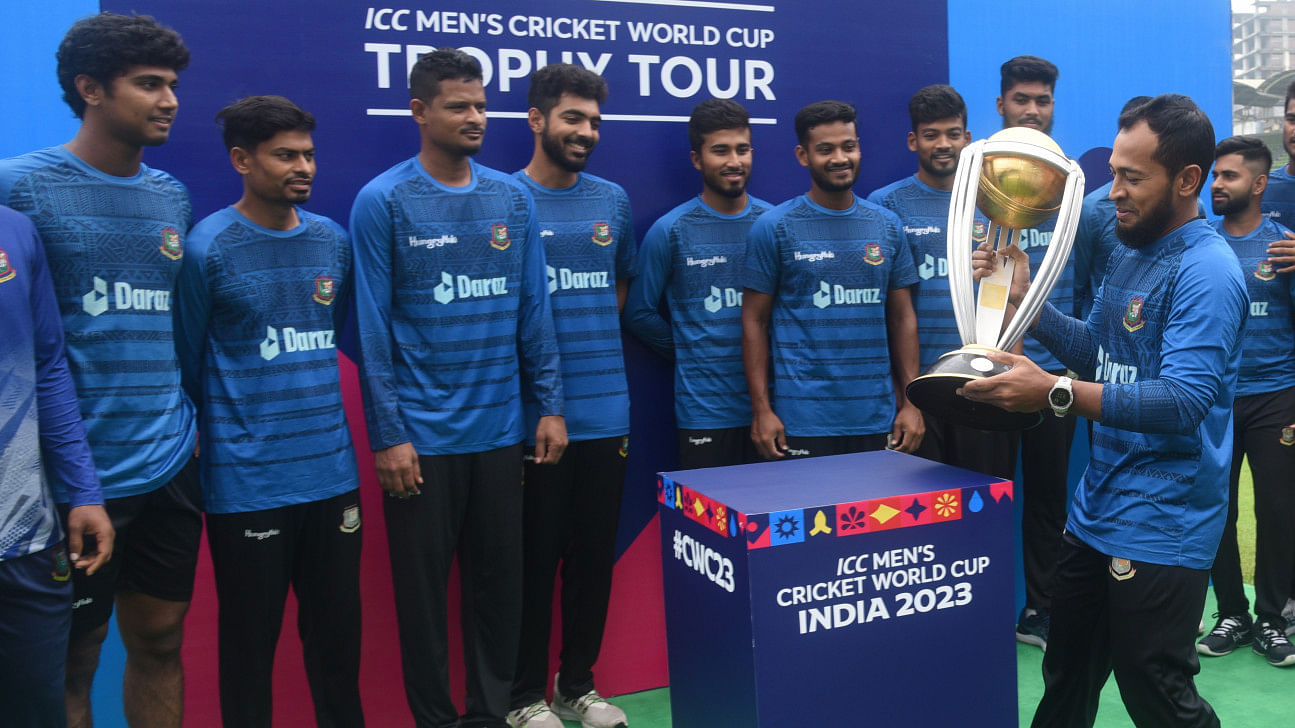 Bangladesh players meet the world cup trophy in mirpur aab02c9