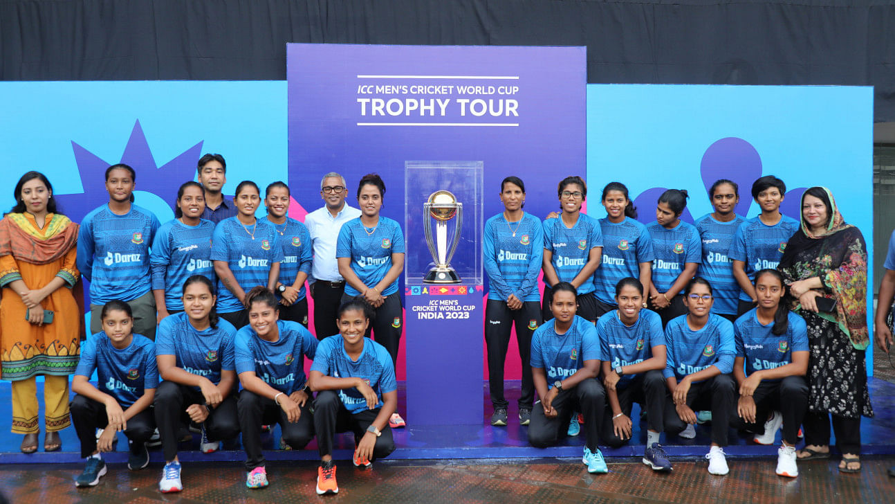 Bangladesh players meet the world cup trophy in mirpur2