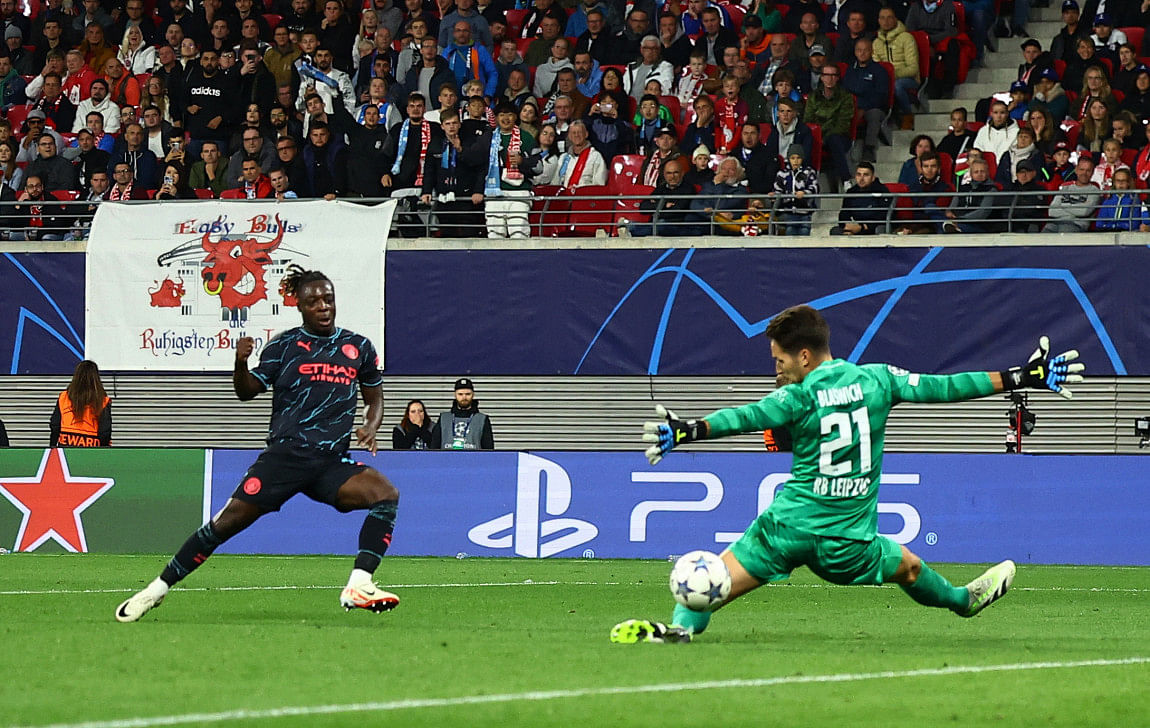 Alvarez, doku strike late to push man city past leipzig0