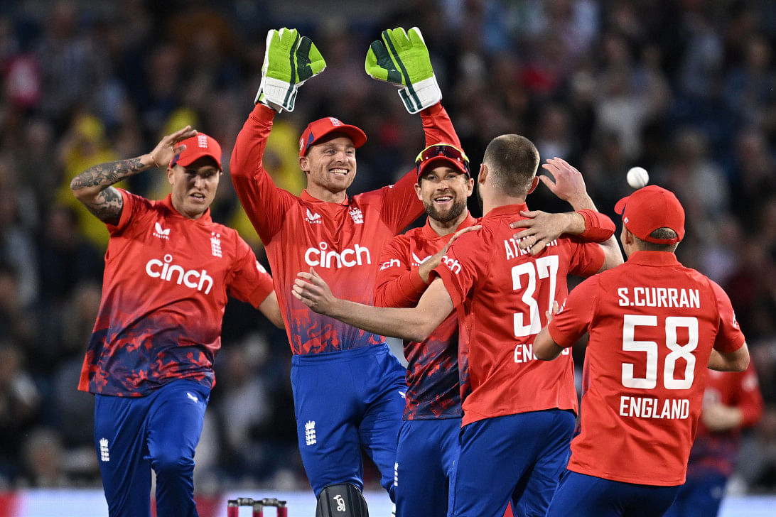 Atkinson strikes on debut as england thrash new zealand in 2nd t200