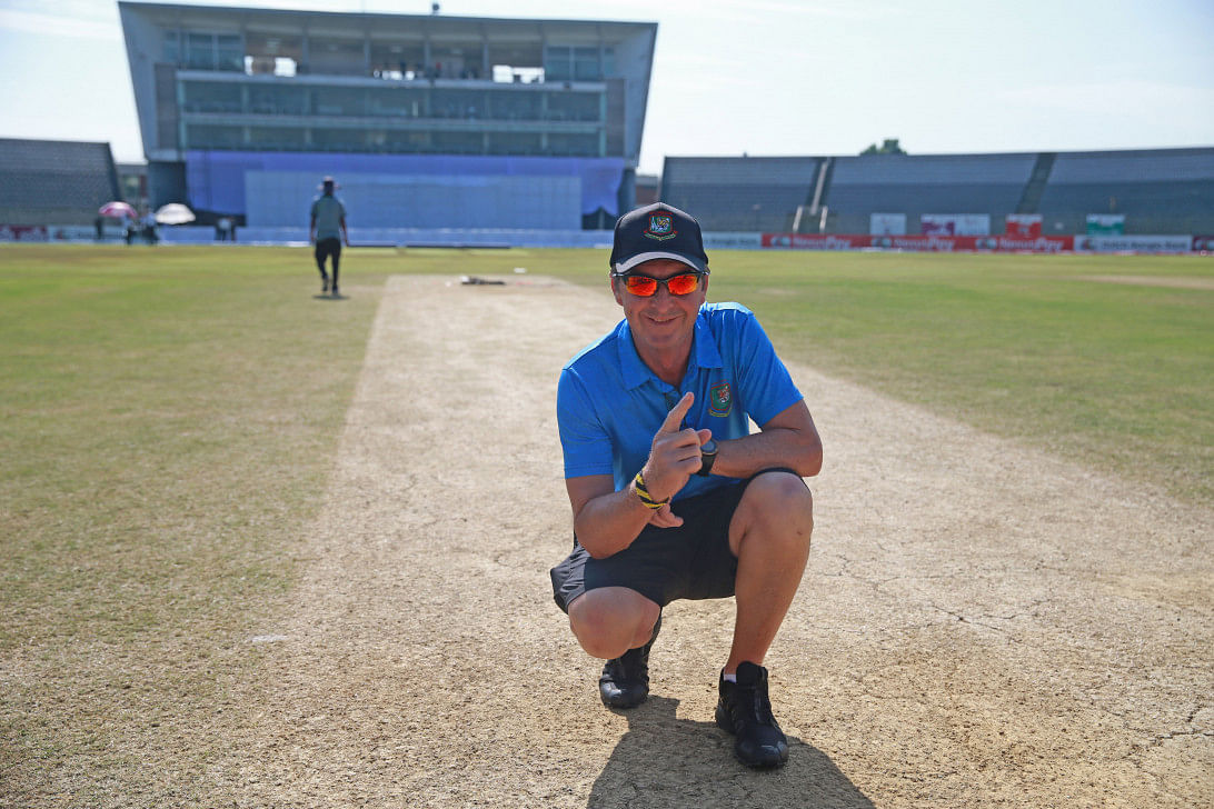 Aussie curator passes first test0