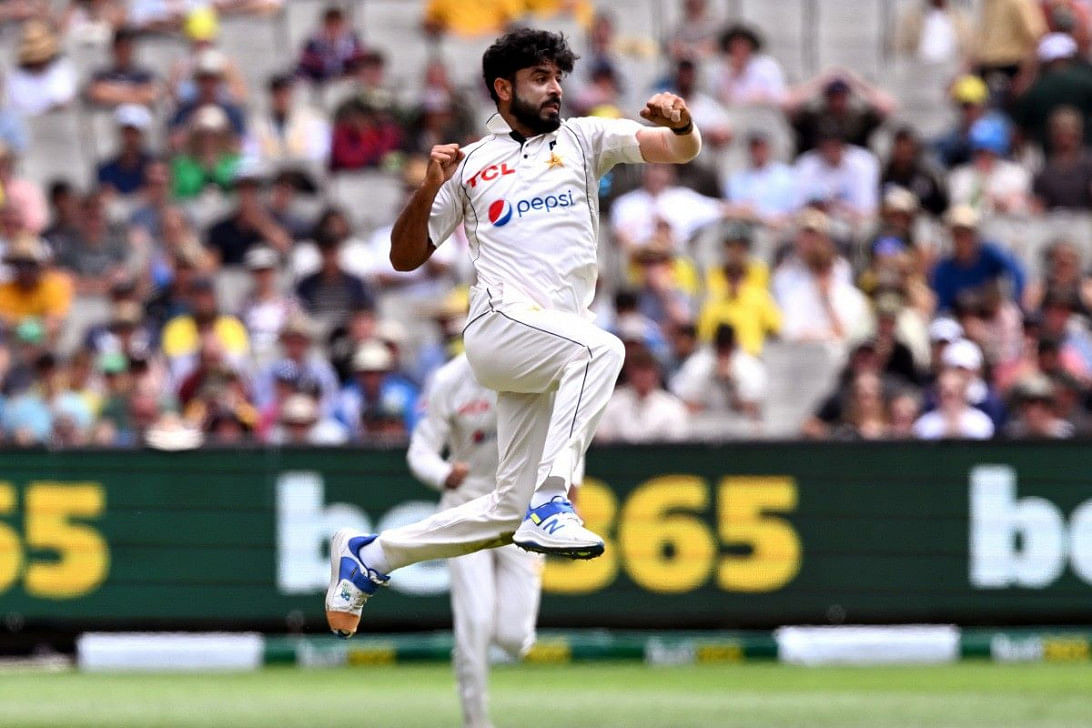 Australia all out for 318 as pakistan fight back in 2nd test0