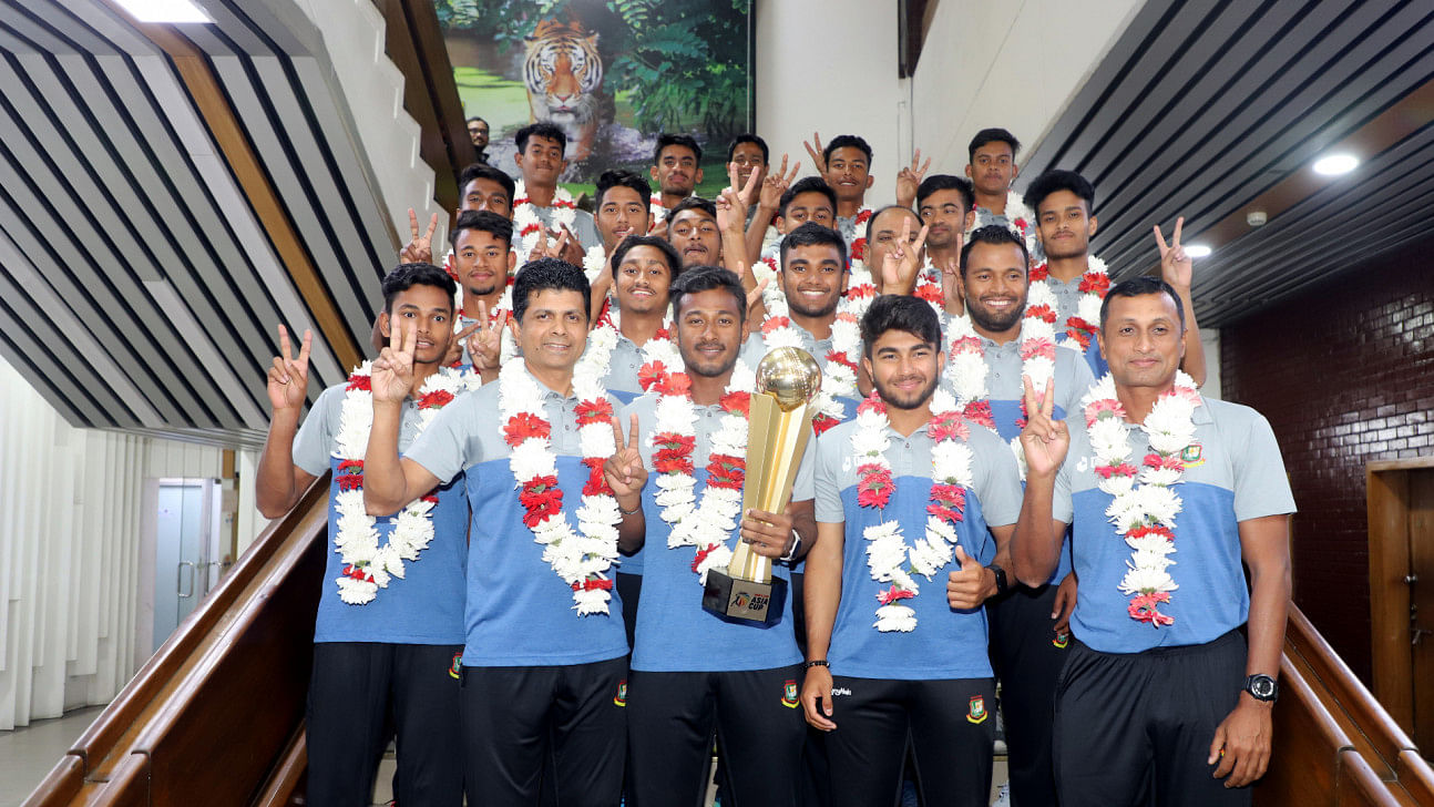 Champions arrive amid festivity0