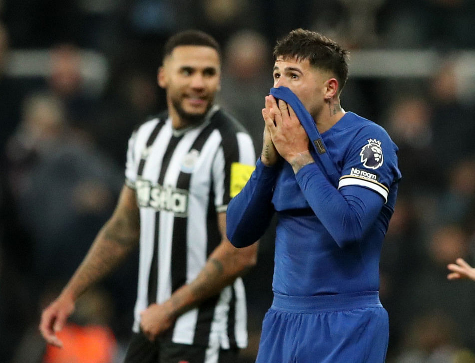 Classy newcastle thrash chelsea 4-1 as james sees red0