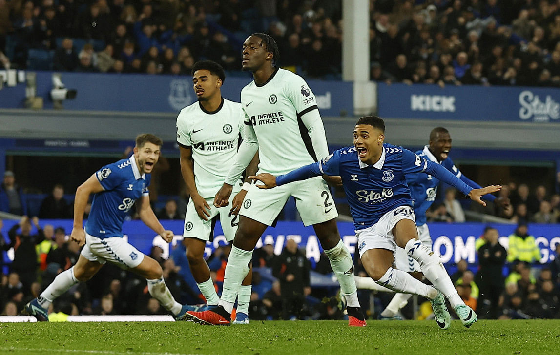 Doucoure, dobbin earn in-form everton 2-0 win over chelsea0