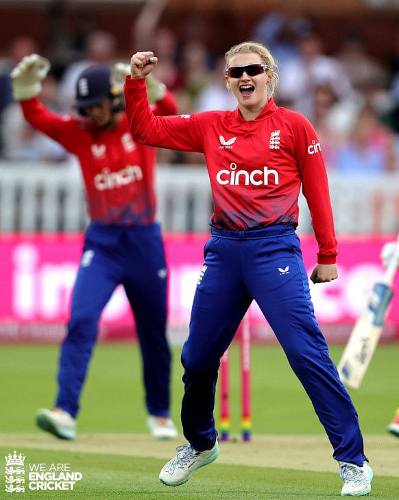 England's women cricketers awarded match fee parity with men0