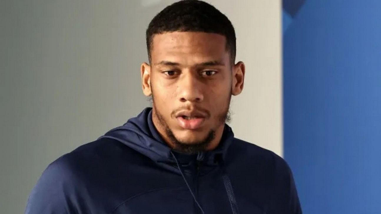 French footballer apologises for 'nervous laugh' during minute's silence 1 French footballer apologises for 'nervous laugh' during minute's silence0