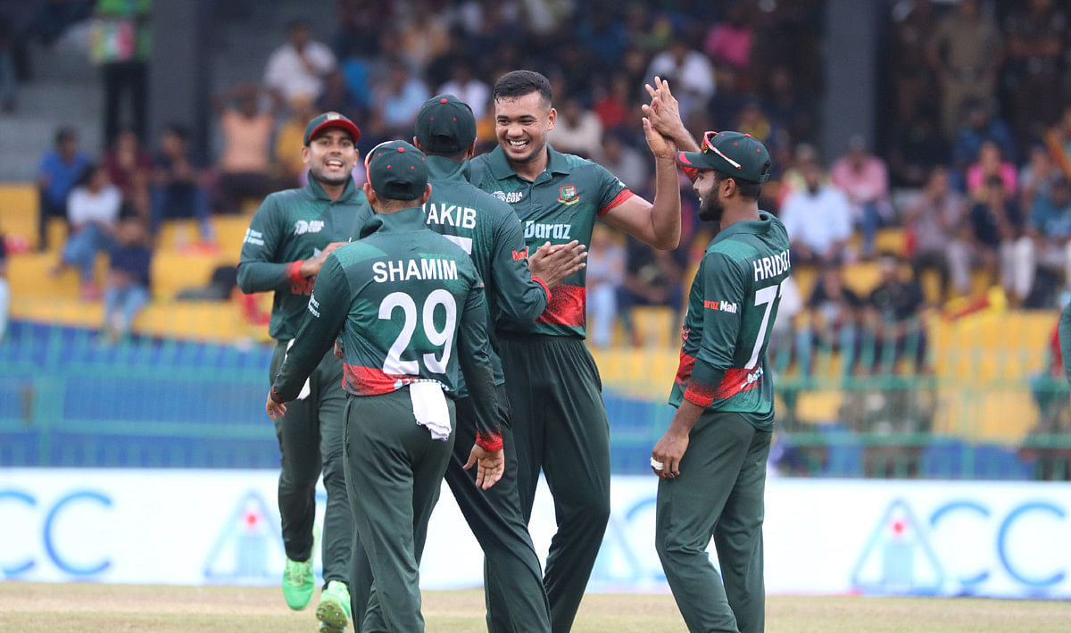 Hasan's second wicket sees the back of de silva0