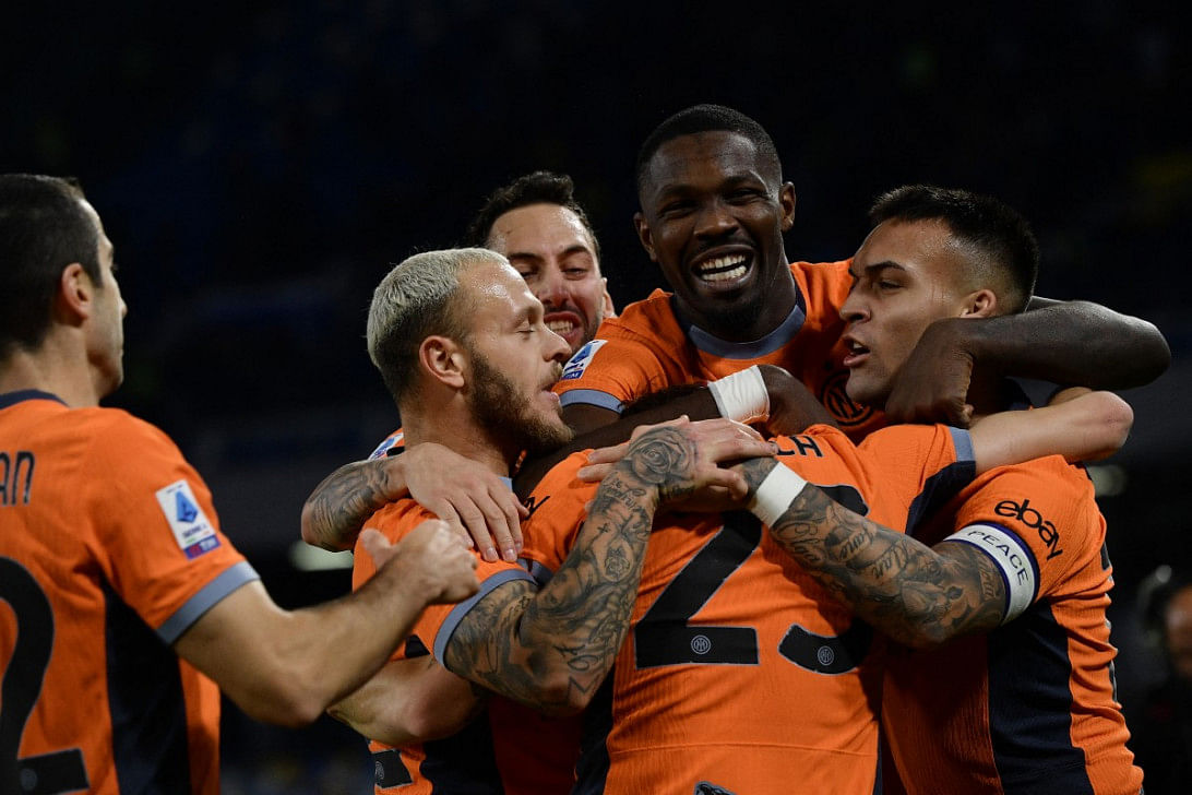 Inter make title statement by thumping troubled champions napoli0