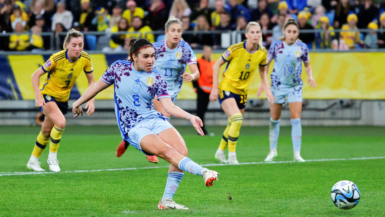 Late penalty gives embattled spain 3-2 win over sweden0