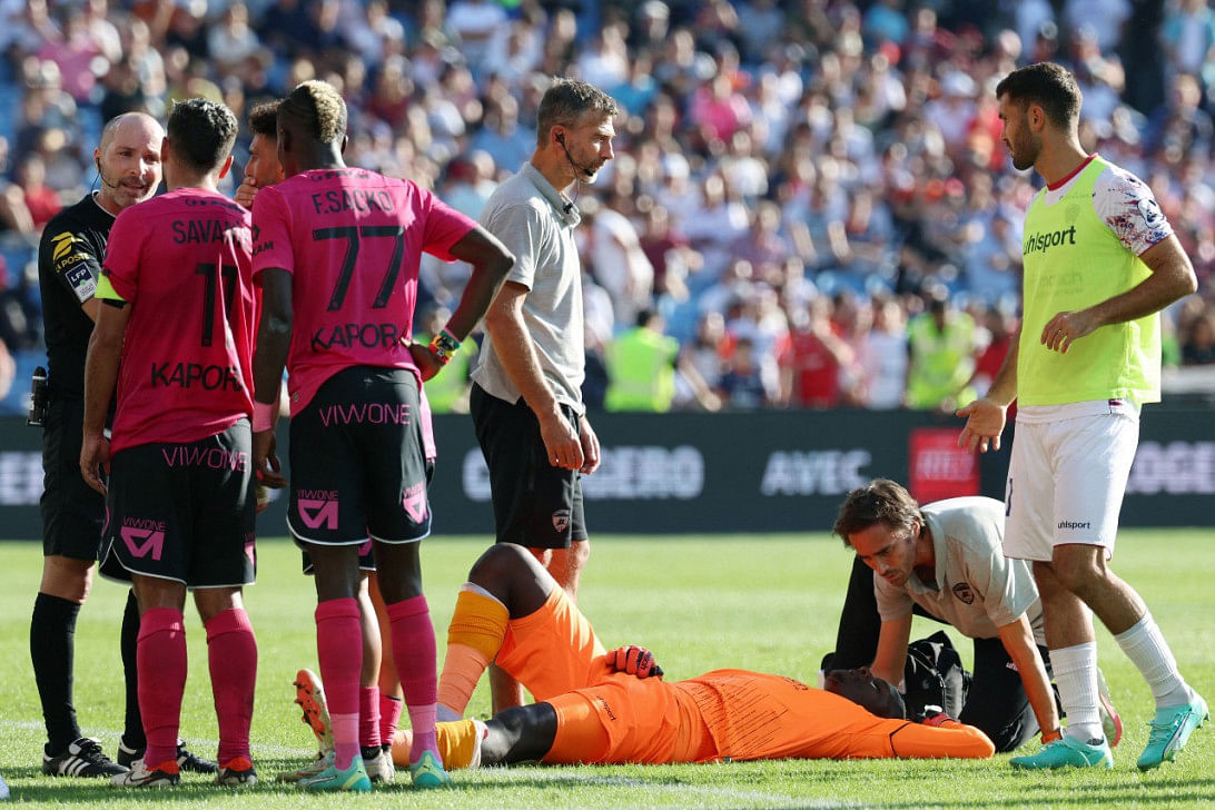 Ligue 1 game abandoned after firecracker thrown at goalkeeper0