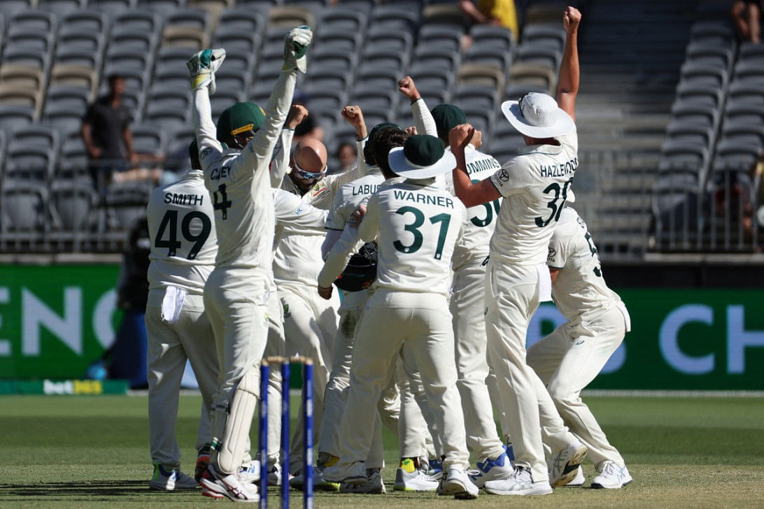 Lyon reaches 500 as australia crush pakistan in 1st test0