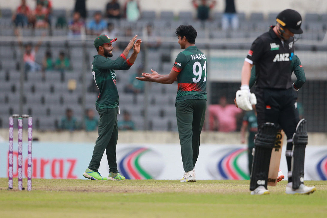 Mahmud yorks blundell to take sixth blackcaps wicket 0