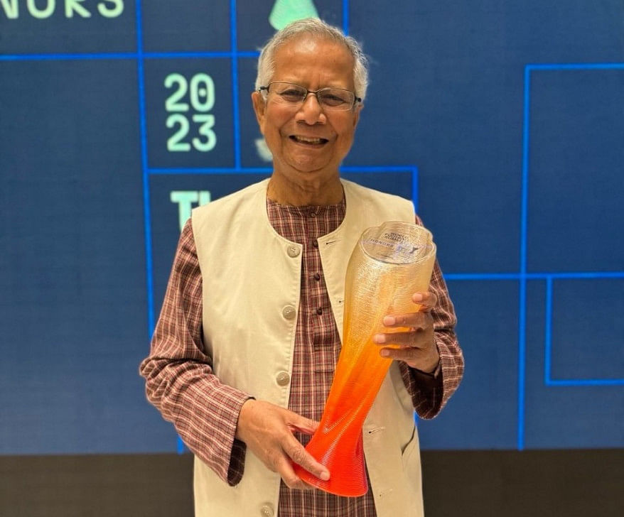 Prof yunus receives world football summit award0