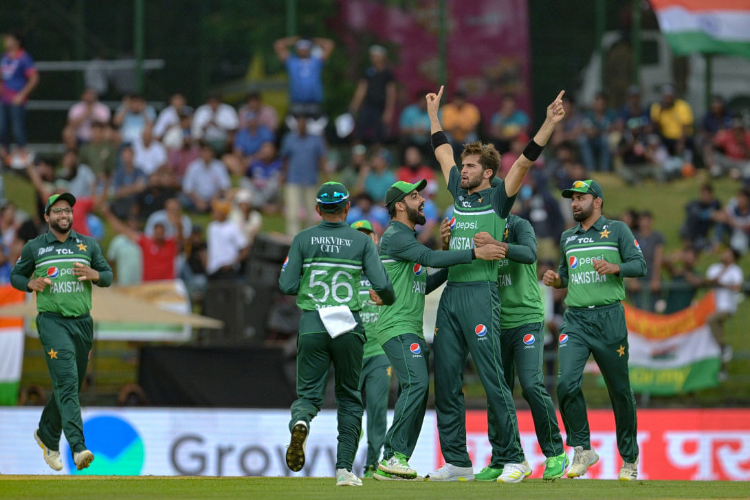 Shaheen takes four as pakistan bundle out india for 266 0