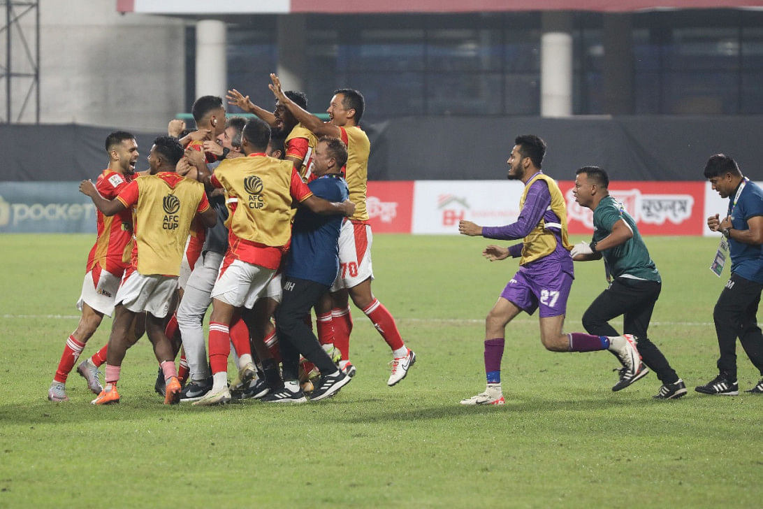 Stunning fightback keeps kings on top0