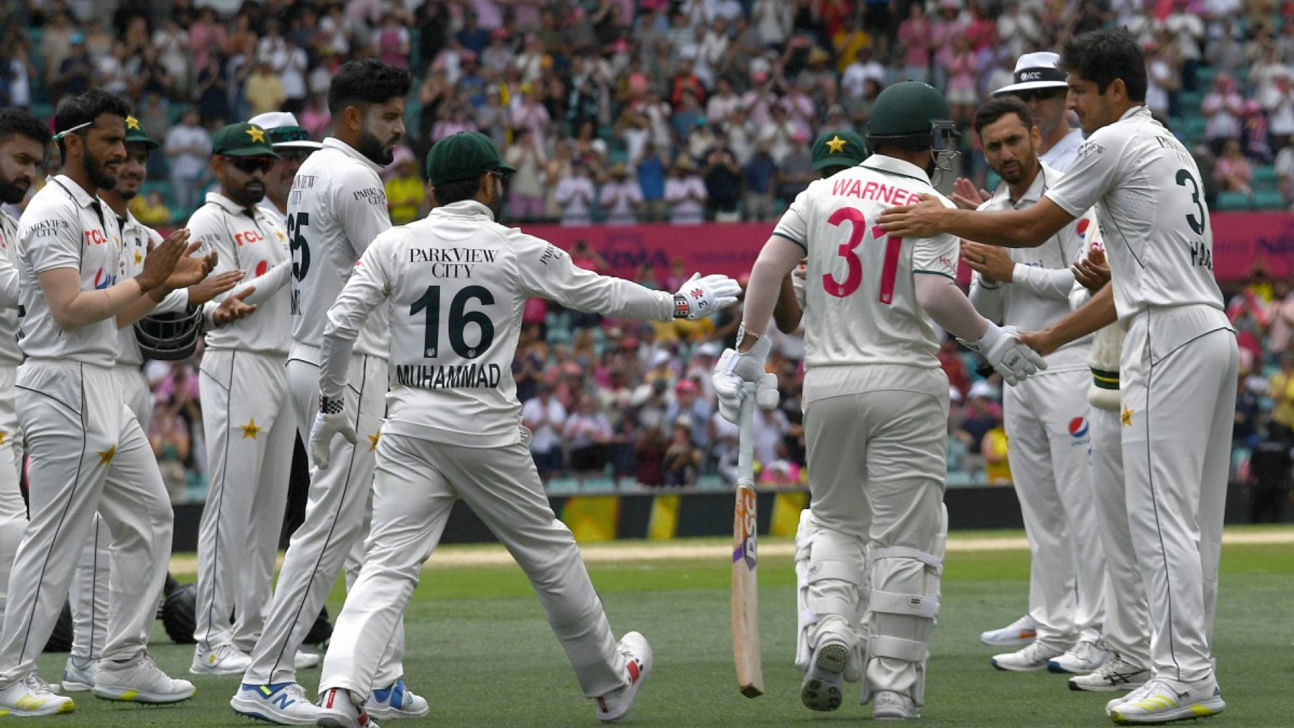 Warner leads the way in farewell test as australia cruise to victory0